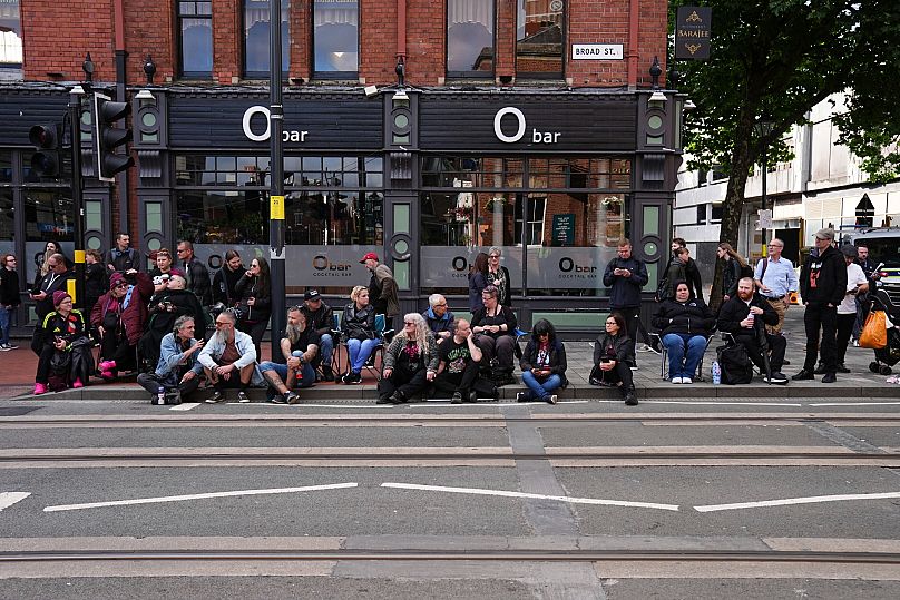 Fans an der Black Sabbath Bridge vor dem Trauerzug