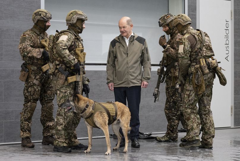 El entonces Canciller Federal Olaf Scholz (centro) durante una visita al Comando de Fuerzas Especiales de la Bundeswehr (KSK) en Calw, el 5 de marzo de 2024.
