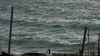 Un hombre camina por la orilla del mar mientras un altavoz anuncia la necesidad de evacuar la zona como precaución en caso de tsunami en Valparaíso, Chile, miércoles 30 de julio de 2025.