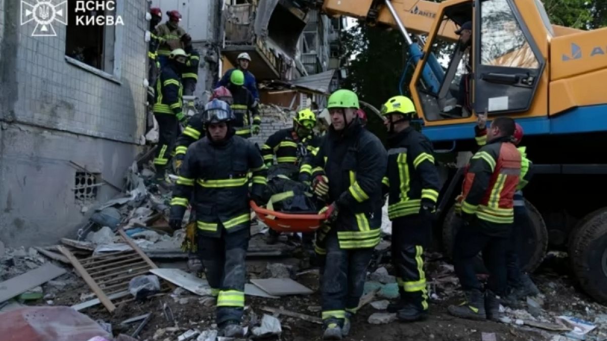 En images, les efforts de sauvetage à Kyiv après des frappes meurtrières russes
