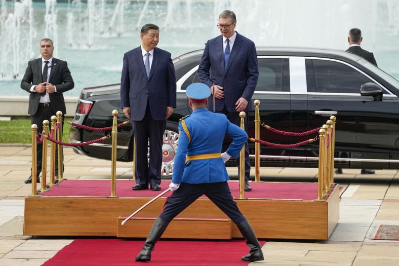 Çin Devlet Başkanı Xi Jinping (ortada solda), Belgrad'da düzenlenen karşılama töreninde Sırp mevkidaşı Aleksandar Vucic ile birlikte onur kıtasını selamlıyor.