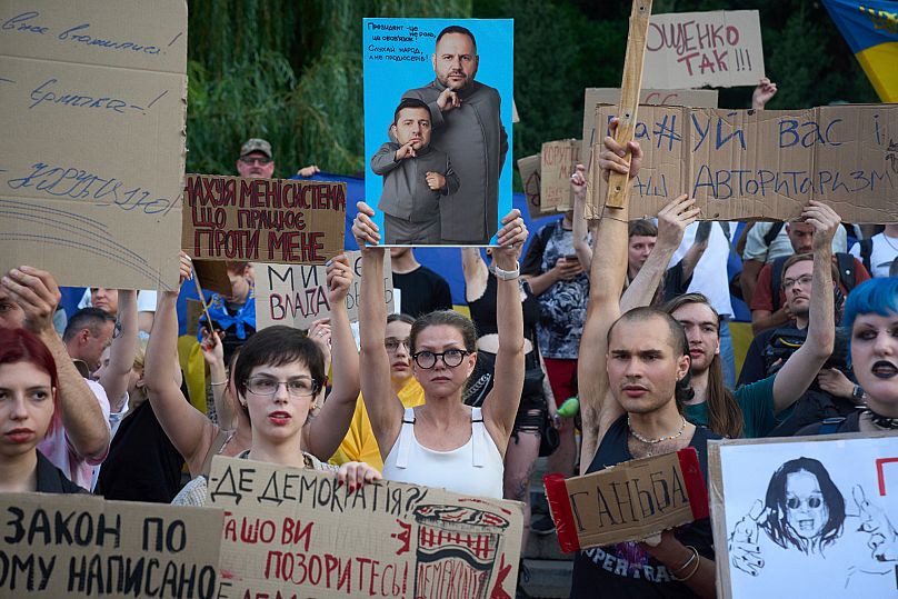 Des manifestants protestent en faveur un projet de loi proposé par le président Volodymyr Zelensky visant à rétablir l'indépendance des agences anticorruption du pays à Kiev.
