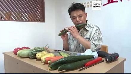 Insolite : un Chinois transforme des légumes en instruments de musique