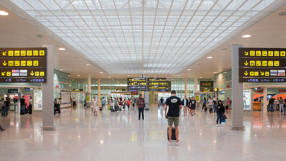 Des parents abandonnent leur fils de 10 ans à l'aéroport pour ne pas rater leur vol