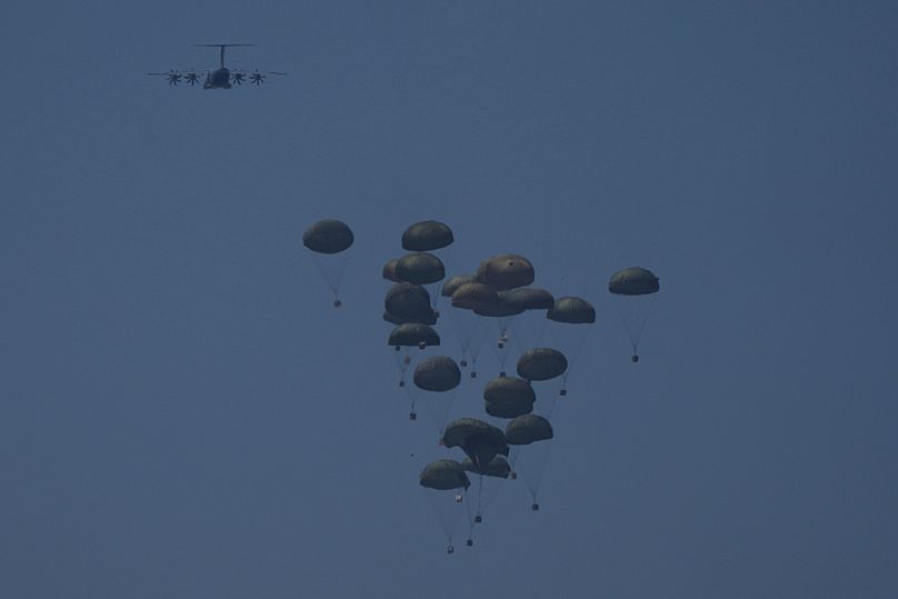 An aircraft airdrops humanitarian aid to Palestinians over Khan Younis, 1 August, 2025