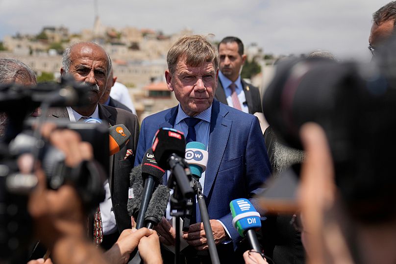 Johann Wadephul s'exprime lors d'une visite du site de l'église Saint-Georges, théâtre d'une récente attaque perpétrée par des colons israéliens, à Taybeh, le 1er août 2025