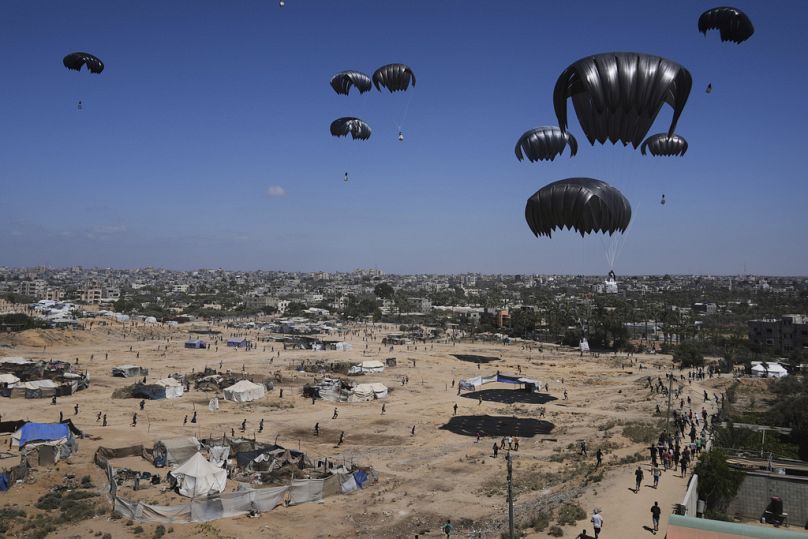 Ajuda humanitária é lançada de paraquedas no centro da Faixa de Gaza, 31 de julho de 2025.