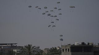 Humanitarian aid is airdropped to the Palestinians over Khan Younès, in the Gaza Strip, on Friday 1 August 2025.