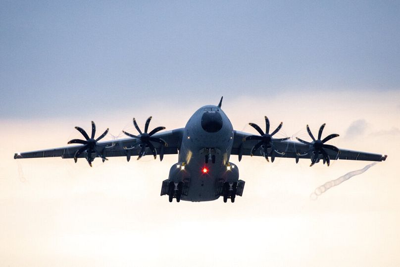 Ein Transportflugzeug vom Typ Airbus A400M der deutschen Luftwaffe startet am frühen Morgen vom Flugplatz Wunstorf, 16. August 2021