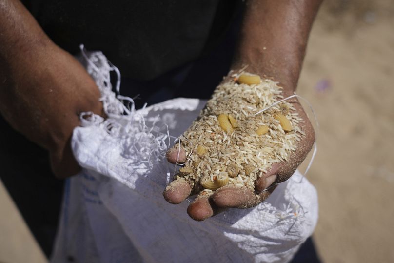 Der Inhalt von humanitären Hilfspaketen, nachdem diese am Mittwoch, dem 30. Juli 2025, in Zawaida im zentralen Gazastreifen abgeworfen wurden