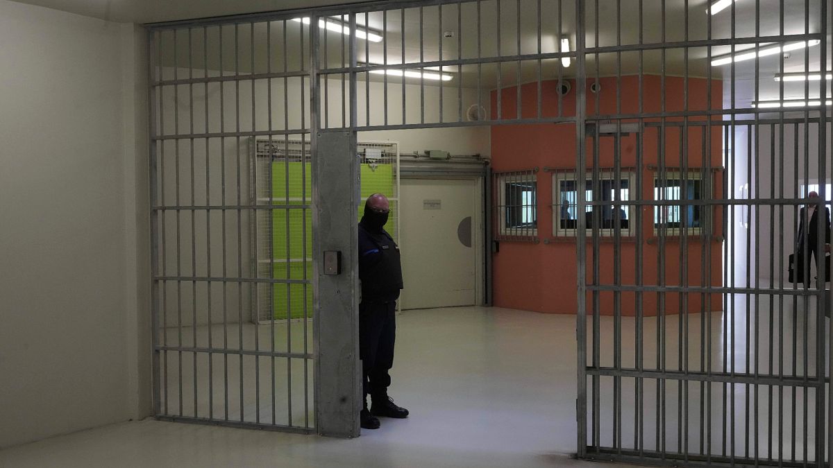 Prisons françaises : surpopulation record, tensions politiques et appels à une réforme urgente