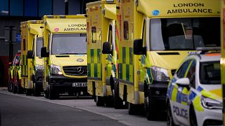 Ambulancias y un coche de policía estacionados frente al Royal London Hospital en la zona de Whitechapel, al este de Londres, el 6 de enero de 2022.