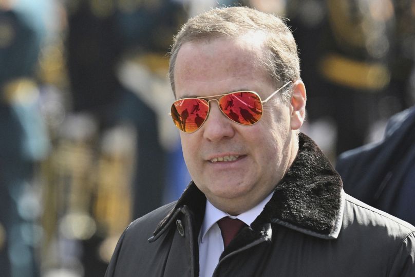 O vice-presidente do Conselho de Segurança da Rússia, Dmitry Medvedev, participa na parada militar do Dia da Vitória em Moscovo, a 9 de maio de 2025.