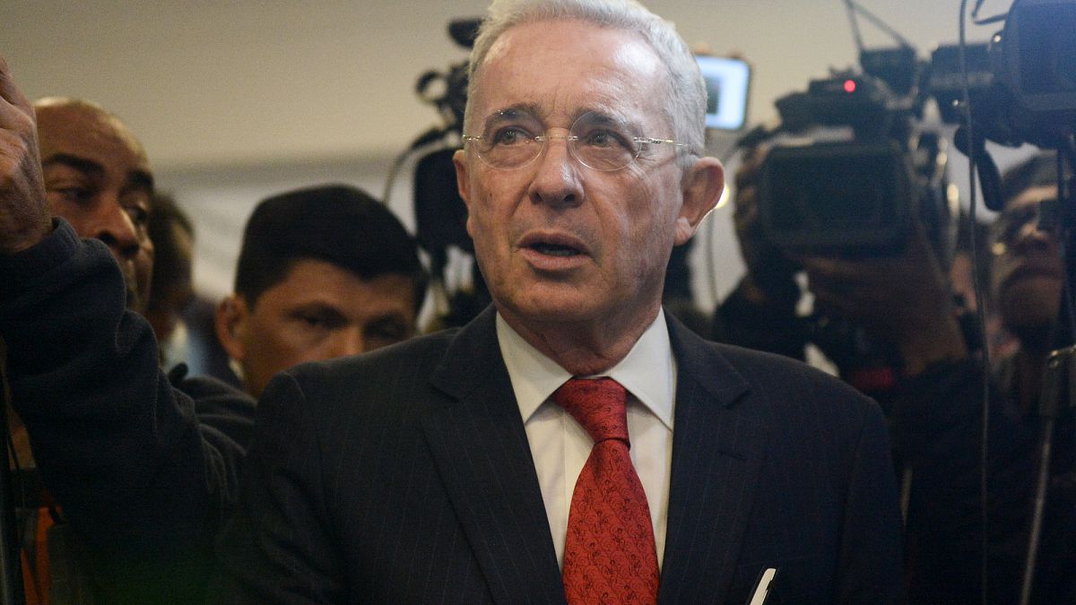Colombie : l'ancien président Álvaro Uribe condamné à 12 ans d'assignation à résidence