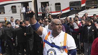 Égypte : homme le plus fort du monde, le lutteur Kabonga tire 20 voitures
