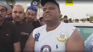 Egyptian wrestler pulls 20 cars in bid for world record