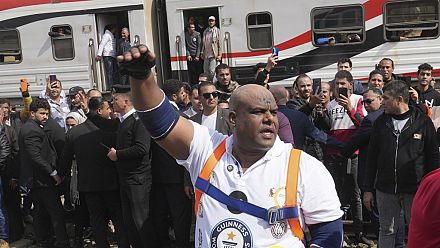 Égypte : homme le plus fort du monde, le lutteur Kabonga tire 20 voitures