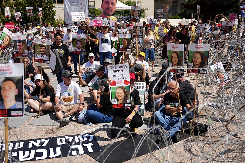 Famílias de reféns protestam, exigindo a sua libertação do cativeiro do Hamas na Faixa de Gaza, na praça conhecida como a praça dos reféns em Telavive, Israel