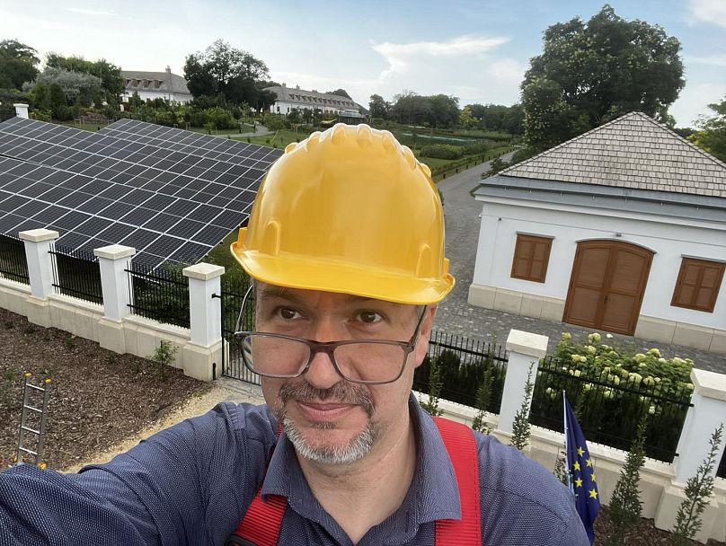 Hadházy Ákos az emelőkosaras kocsin még azelőtt, hogy a rendőrök körülállták volna a járművet
