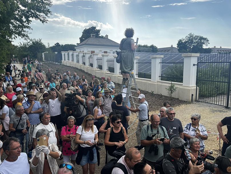Tüntetők Hatvanpusztán 2025. augusztus 2-án