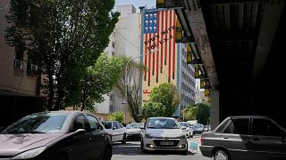 دیوار نوشت در خیابان کریمخان تهران