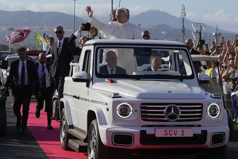 Papa Leone saluta la folla dalla papamobile