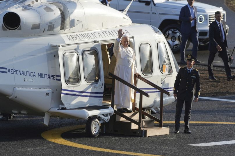 Papa Leone arriva a Tor Vergata in elicottero
