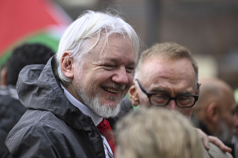 Parmi les manifestants se trouvait Julian Assange, fondateur de la plateforme Wikileaks.