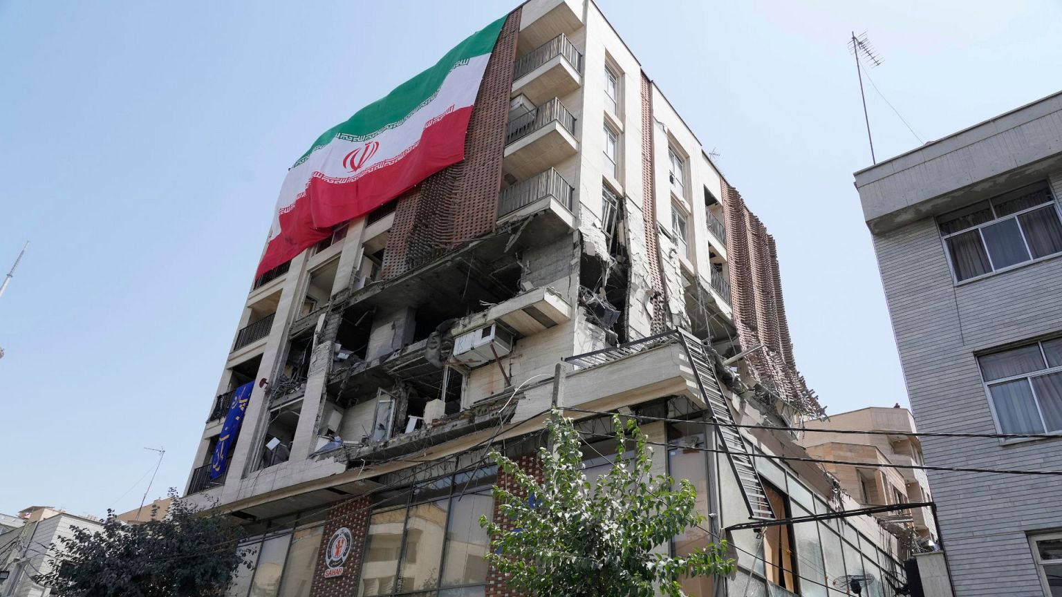 Una bandera iranà en un edificio de Teherán tras un ataque israelÃ