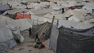 أطفال يلعبون في مخيم خيام للنازحين الفلسطينيين في مدينة غزة، يوم الأحد، 3 آب/أغسطس 2025