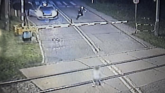 Polonia, bambino scappa per giocare su ferrovia: polizia lo salva a pochi istanti da arrivo treno