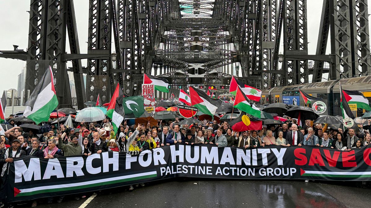 Tausende-marschieren-bei-pro-pal-stinensischer-Kundgebung-ber-die-Sydney-Harbour-Bridge