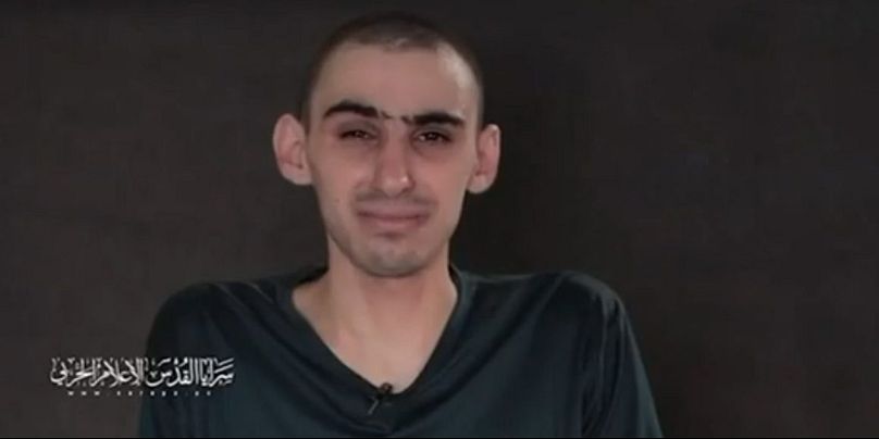 Die Geisel Rom Braslavski ist erst 22 Jahre alt. Er könne vor Hunger und Durst nicht mehr laufen und schlafen, beklagte er im Video unter Tränen.