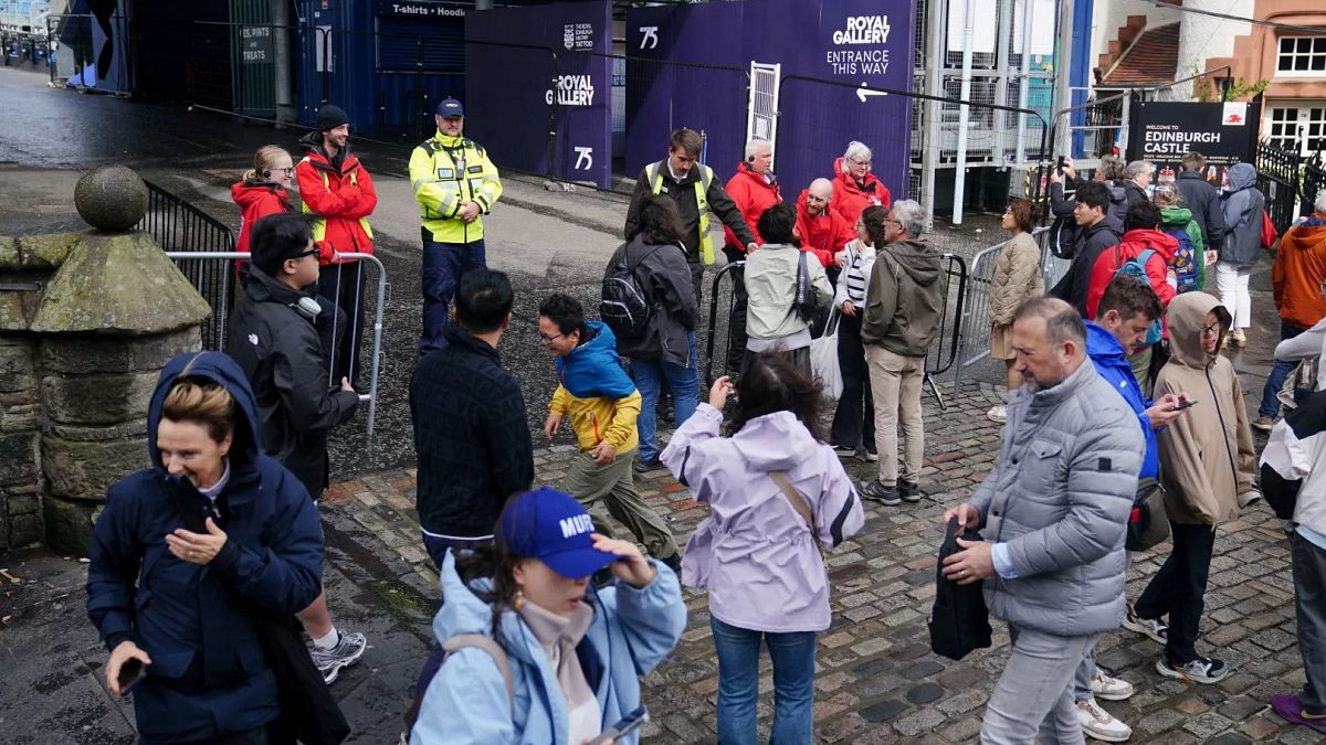 B-en-und-Riesenwellen-Seltener-Sommersturm-Floris-bringt-in-Schottland-alles-zum-Stillstand