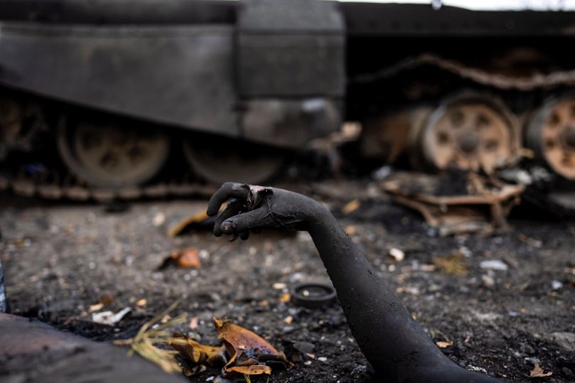 Egy elesett orosz katona maradványai egy tank mellett, Kijev külvárosában, 2022 márciusában