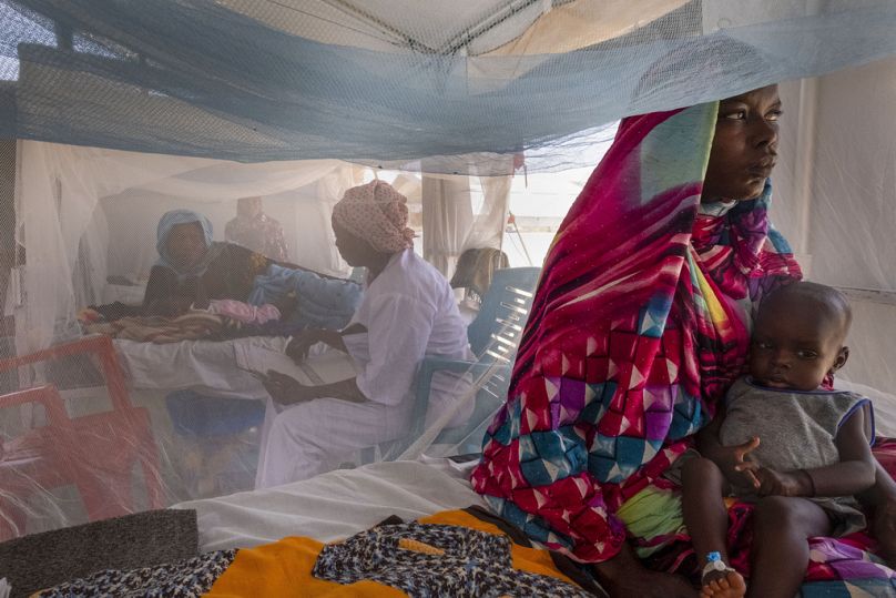 أطفال سودانيون يعانون من سوء التغذية يتلقّون العلاج في عيادة لـ"أطباء بلا حدود" في مخيم متشي قرب الحدود السودانية، 6 أبريل 2024.