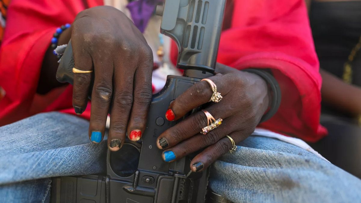 İrlandalı misyoner de dahil olmak üzere sekiz kişi, fırtına Haiti Yetimhanesi ile silahlandırılmış erkeklerden sonra kayıp.