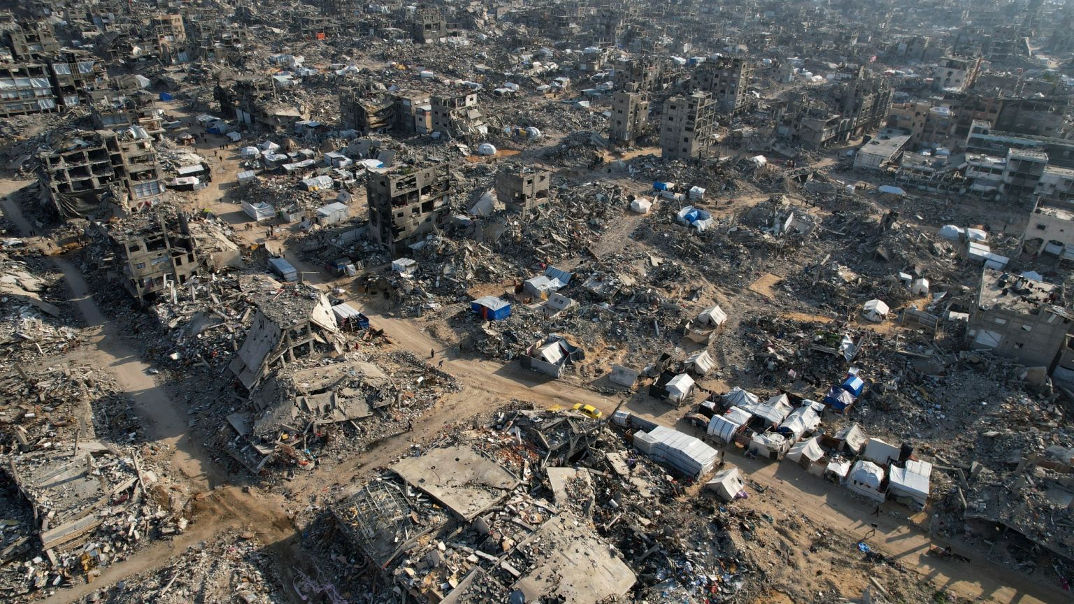 2025 年 2 月 17 日，一张航拍照片显示，以色列空袭和地面进攻在贝特拉希耶造成的破坏中，帐篷随处可见。