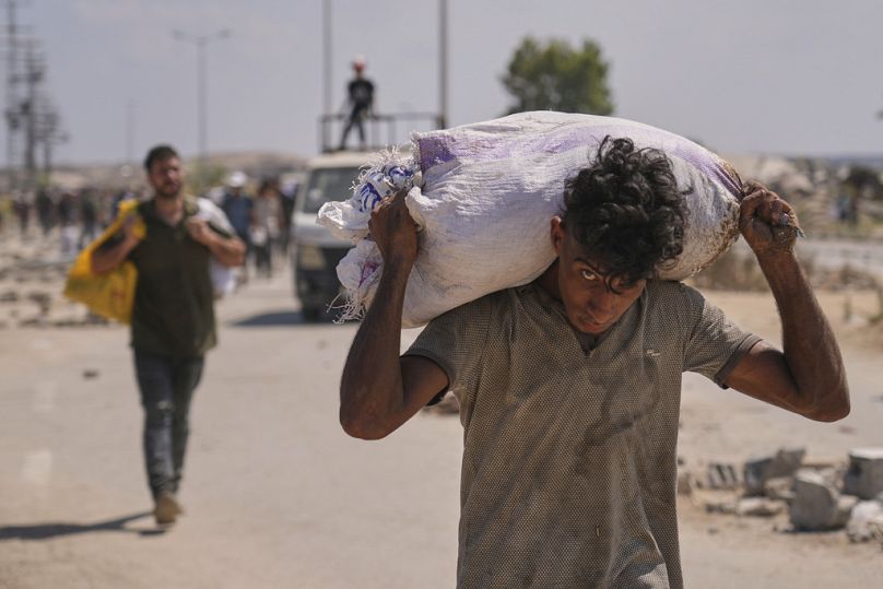 Ein Palästinenser trägt eine Tasche mit Hilfsgütern in der Nähe eines Verteilungszentrums der Gaza Humanitarian Foundation, eine von der USA unterstützten Organisation.