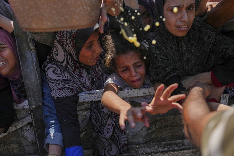 Palästinenser stehen im nördlichen Gazastreifen an, um gespendete Lebensmittel zu erhalten.