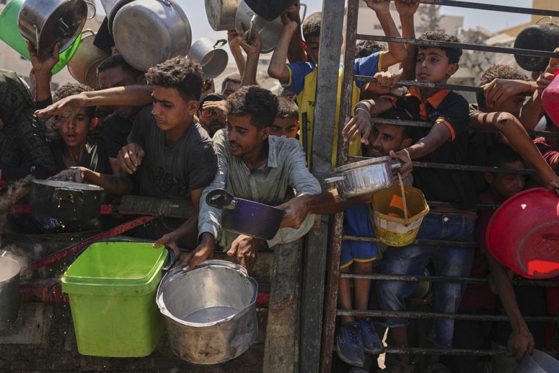 Junge Palästinenser im nördlichen Gazastreifen versuchen gespendete Lebensmittel zu erhalten.