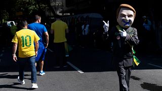 2025 年 8 月 3 日，一名装扮成前总统雅伊尔·博索纳罗的支持者在里约热内卢科帕卡巴纳海滩参加抗议活动