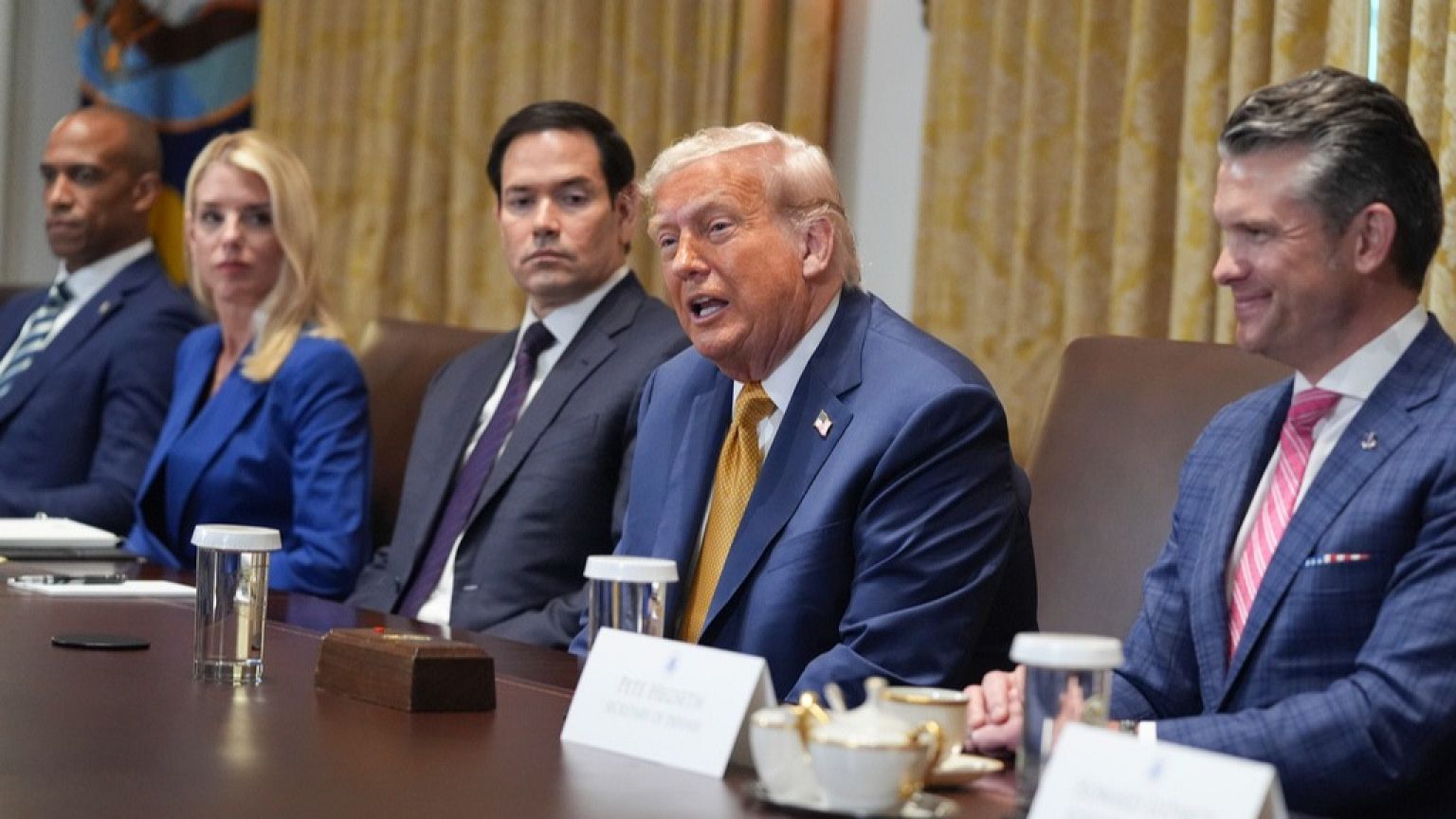 El presidente Trump habla en una reunión de Gabinete con Eric Scott Turner, Pam Bondi, Marco Rubio y Pete Hegseth, en la Casa Blanca, Washington DC, 8 de julio de 2025.
