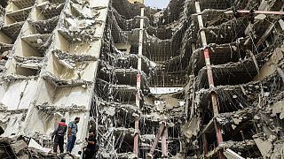  دمار في مبنى متروبول التجاري، في مدينة عبادان جنوب غربي إيران، يوم الثلاثاء 24 مايو/أيار 2022. 