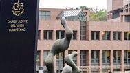 مردی در ۵ اکتبر ۲۰۱۵ از سوی دیوان دادگستری اروپا در لوکزامبورگ قدم می زند.