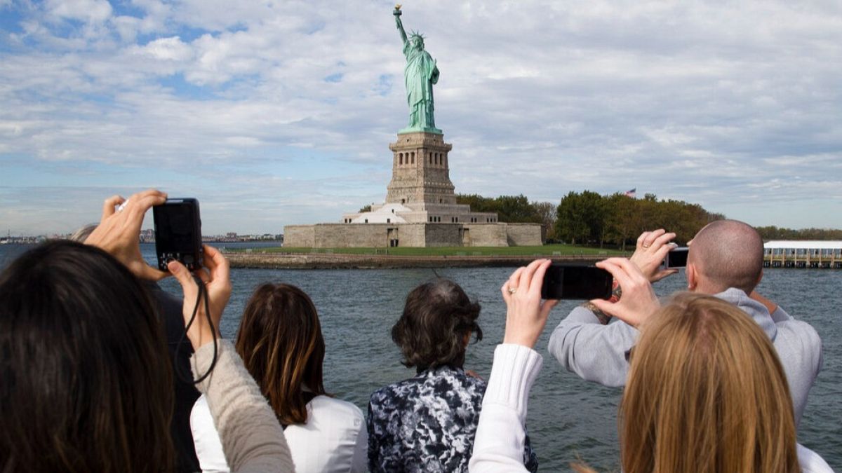 La dependencia Trump presenta el plan para cobrar a algunos visitantes un depósito de seguridad de visa de hasta $ 15,000