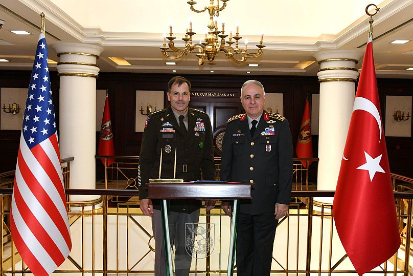 Eski Genelkurmay Başkanı Orgeneral Metin Gürak (sağda), Ankara'da ABD Avrupa ve Afrika Kara Ordusu Komutanı Orgeneral Christopher Donahue (solda) ile birlikte, 22 Mayıs 2025