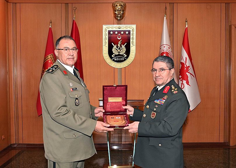 Genelkurmay Başkanı Selçuk Bayraktaroğlu (sağda), Kara Kuvvetleri Komutanlığı döneminde Tunus Kara Kuvvetleri Komutanı Muhammed Ghoul ile birlikte Ankara'da, 13 Mayıs 2024