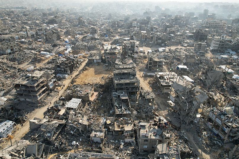 Una fotografia aerea mostra la distruzione causata dall'offensiva aerea e terrestre israeliana a Beit Lahiya, 17 febbraio 2025