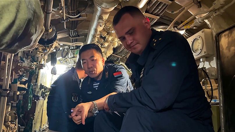 Des marins russes et chinois participent à l'exercice militaire « Joint Sea-2025 » près de Vladivostok, le 5 août 2025.